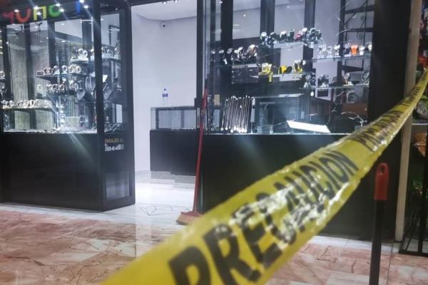 Casi 2 millones de pesos se llevan en asalto a joyería en plaza de Culiacán
