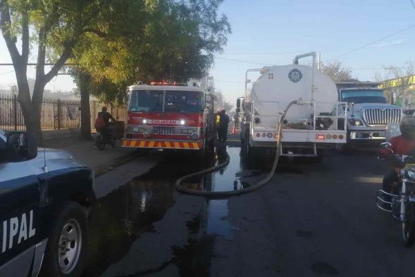 Una persona resulta con quemaduras tras incendio de tambos con químicos en Los Mezcales, Culiacán