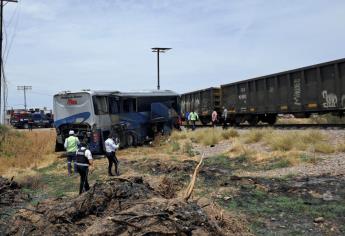 Tren se lleva a autobús de pasajeros en Alhuey, Angostura; hay 10 heridos