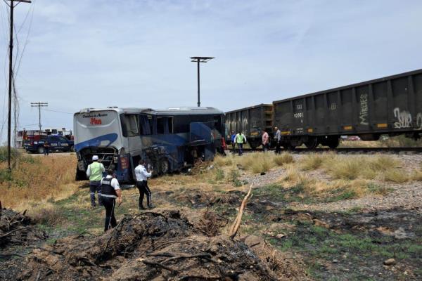 Tren se lleva a autobús de pasajeros en Alhuey, Angostura; hay 10 heridos