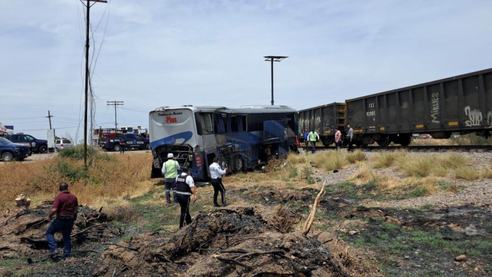 Tren se lleva a autobús de pasajeros en Alhuey, Angostura; hay 10 heridos Tren se lleva a autobús de pasajeros en Alhuey, Angostura; hay 10 heridos
