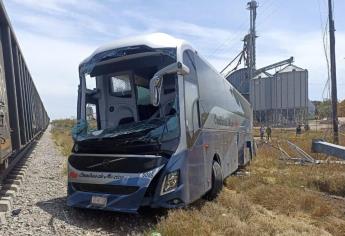 Tres personas heridas son trasladadas a hospitales de Salvador Alvarado tras «trenazo» con autobús