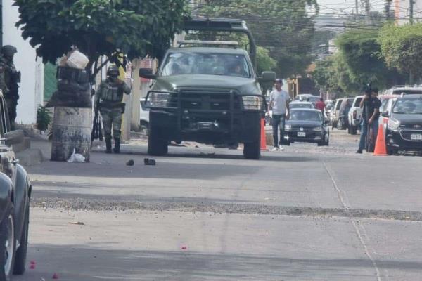 Militares mantienen «blindada» la colonia Tierra Blanca en Culiacán; aseguran una vivienda