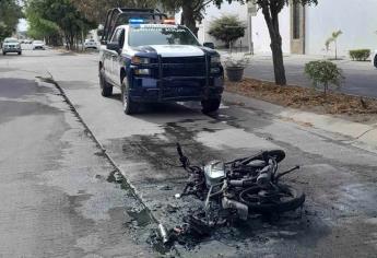 Una motocicleta termina en llamas tras derrapar en el sector La Conquista, en Culiacán