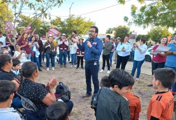 Gámez Mendívil se compromete a rehabilitar cancha de futbol en Villas del Cedro, en Culiacán