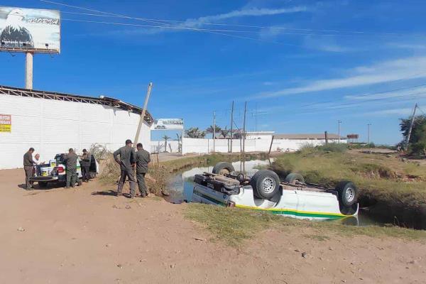 Vuelcan dos hombres en una camioneta y caen a un canal cerca de La Clayton, en Ahome