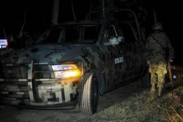 Civiles armados arrojan ponchallantas en persecución en Mazatlán; dañan una camioneta del Ejército