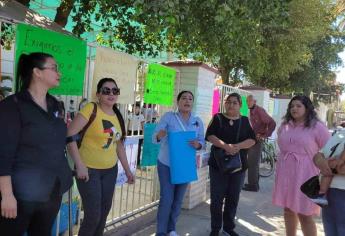 Se manifiestan padres de familia en el Colegio Valladolid de Los Mochis por cierre inminente 