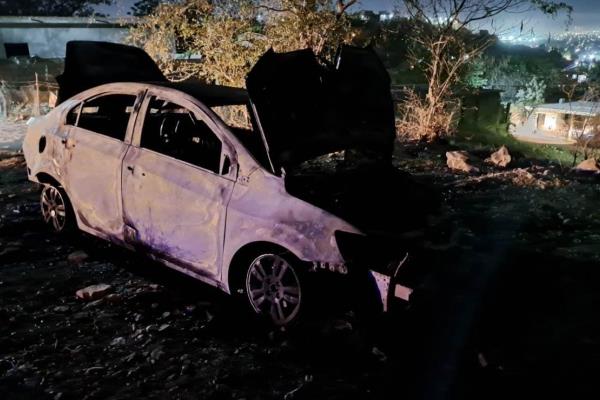 Queman automóvil que habían despojado minutos antes en la colonia 5 de Febrero en Culiacán