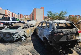 Incendio de dos vehículos provoca fuerte movilización en Hacienda del Valle en Culiacán