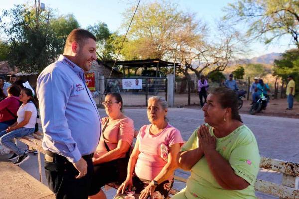 José Paz López Elenes compromete techumbre y más pavimentación para Soyatita, Badiraguato 