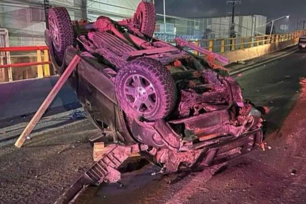 Vuelca camioneta tras salírsele una llanta sobre la México 15 en Mazatlán