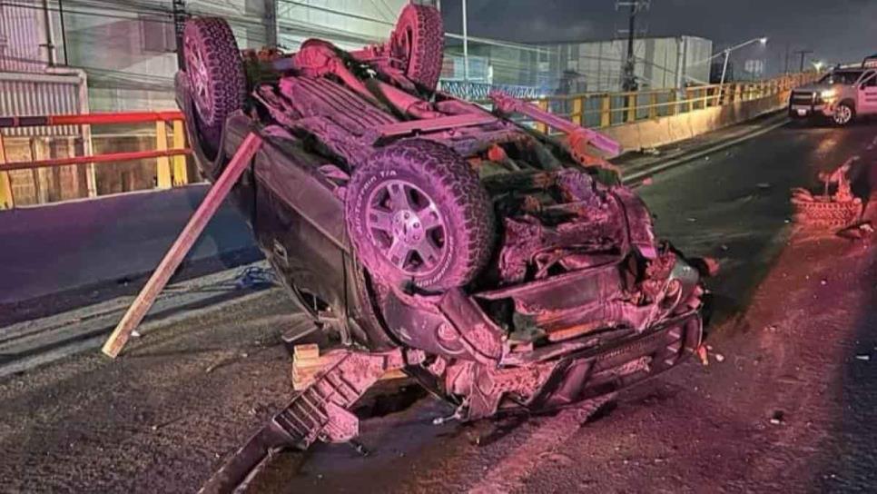 Vuelca camioneta tras salírsele una llanta sobre la México 15 en Mazatlán Vuelca camioneta tras salírsele una llanta sobre la México 15 en Mazatlán