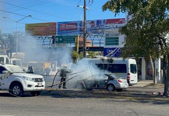 Se incendian tres vehículos luego de qué grúa provoca caída de poste de luz en Mazatlán