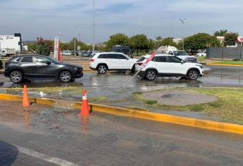 Constructora rompe tubería de aguas residuales en La Marina de Mazatlán