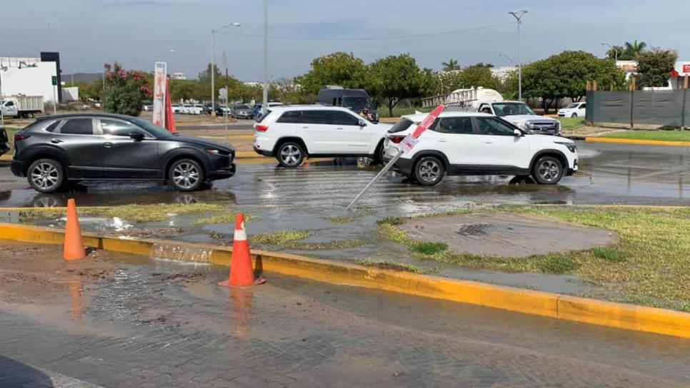 Constructora rompe tubería de aguas residuales en La Marina de Mazatlán