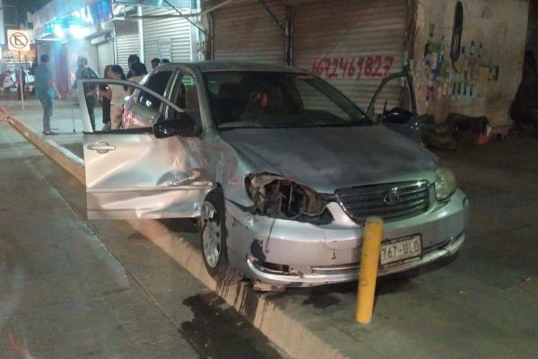 Mujer termina lesionada al accidentarse en la colonia 6 de Enero en Culiacán 