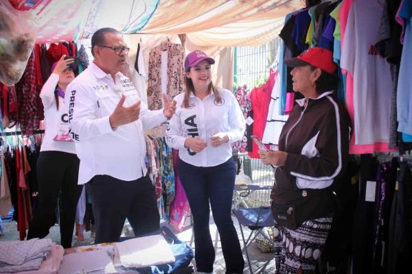 Mingo Vásquez lleva campaña a tianguistas de Tabachines 1 