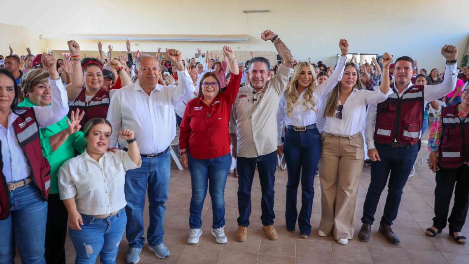 Enrique Inzunza e Imelda Castro visitan a habitantes de Sinaloa de Leyva. 