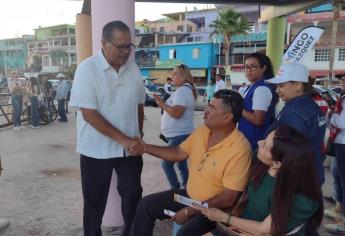 Mingo Vázquez recorre Topolobampo y saca sus mejores pasos de baile en el Malecón