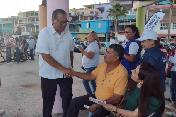 Mingo Vázquez recorre Topolobampo y saca sus mejores pasos de baile en el Malecón