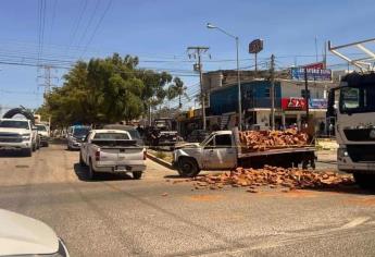 Vehículo con ladrillos choca con dos carros por la avenida Clouthier en Mazatlán 