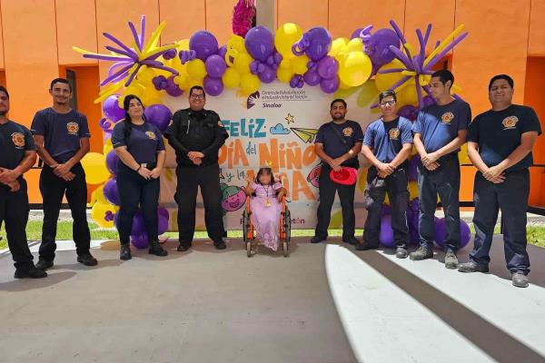 Con regalos y sorpresas, Bomberos Veteranos de Mazatlán festejan a los pequeños del CRIT Sinaloa