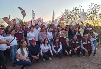 Gámez Mendívil promete rehabilitar cancha de futbol en Lomas de San Isidro