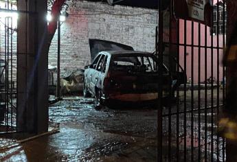 Vehículo se incendia en un domicilio de la colonia Independencia, al sur de Culiacán