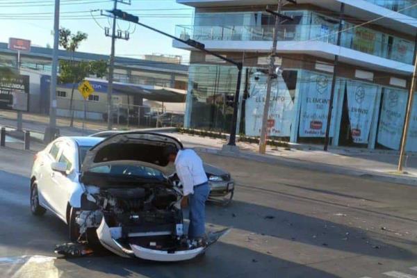 Pérdida total de vehículo tras choque por la calle Rafael Buelna en Mazatlán 