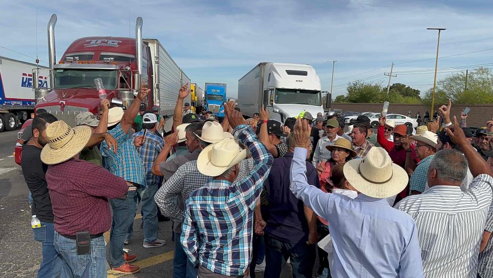 Bloqueo de casetas continuará, aseguran productores en Cuatro Caminos, Guasave