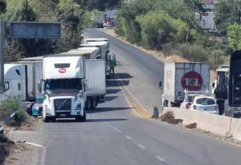 Traileros y automóviles toman la carretera a ElDorado por bloqueo en caseta Costa Rica