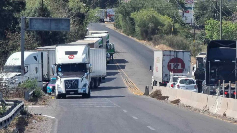 Traileros y automóviles toman la carretera a ElDorado por bloqueo en caseta Costa Rica