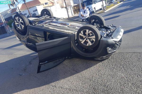 Vuelca camioneta en Los Mochis; el conductor se descontroló por ir en el celular