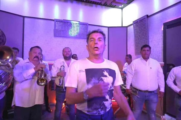 ¿Ernesto Coppel cantando banda? Así reaparece el polémico empresario mazatleco