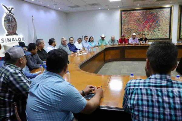 Rocha fija compromisos de su parte, con productores que tenían tomadas las casetas en carreteras