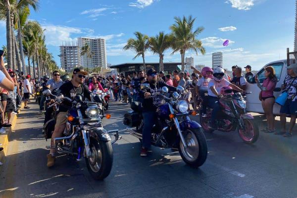 Todo un éxito el tradicional desfile de motocicletas en Mazatlán; miles de bikers participan