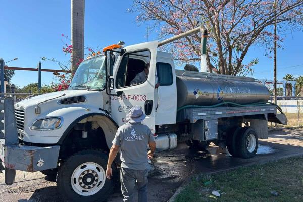 JAPAMA: en pipas llevan agua a estas comunidades de Ahome