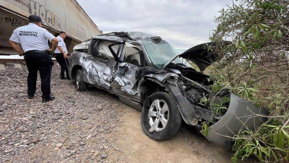 Dos jóvenes lesionados luego de querer ganarle el paso al tren en Mazatlán