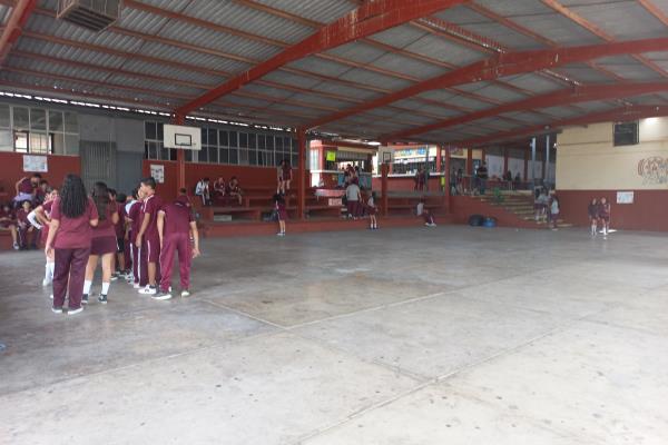 Denuncian a alumna que inició pleito en la ETI 72 de Culiacán