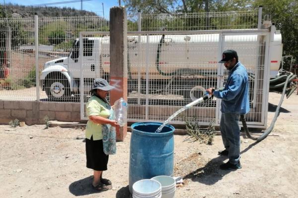 En pipas les llevan agua a estas comunidades de Ahome; sus canales lucen secos