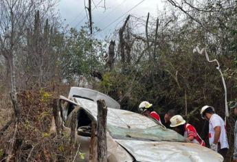 Vehículo cae a un barranco cerca de El Quelite, Mazatlán; hay un lesionado