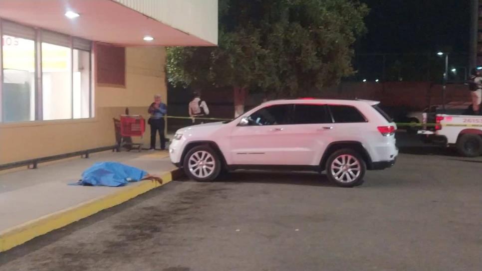 Matan a balazos a un hombre en el estacionamiento de un supermercado en Culiacán Matan a balazos a un hombre en el estacionamiento de un supermercado en Culiacán