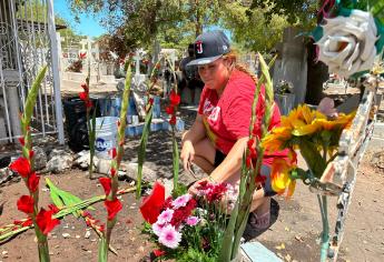 «Mi madre murió de cáncer hace 20 años, pero la extraño todos los días»; joven este Día de las Madres