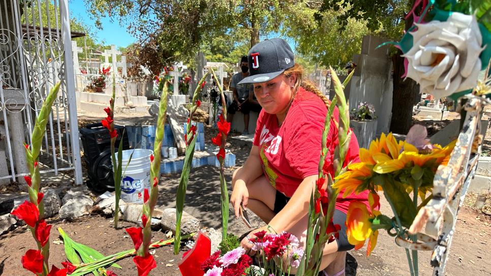 «Mi madre murió de cáncer hace 20 años, pero la extraño todos los días»; joven este Día de las Madres