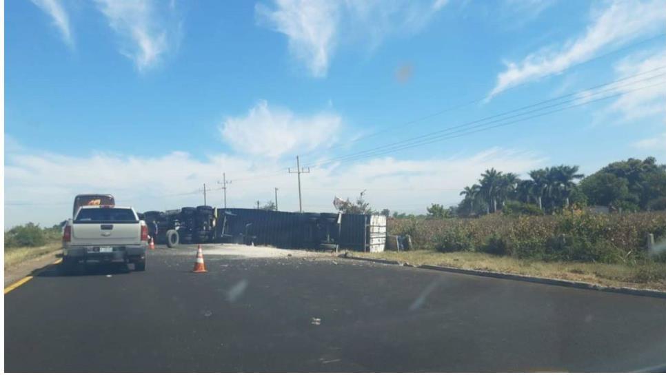 Vuelca tráiler en la Mazatlán-Culiacán; cierran vialidad y rapiñan mercancía