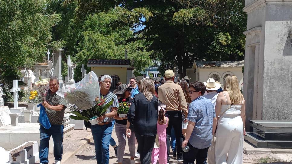 ¡Es un triste Día de las Madres!, expresa la familia López en el Panteón Civil de Culiacán