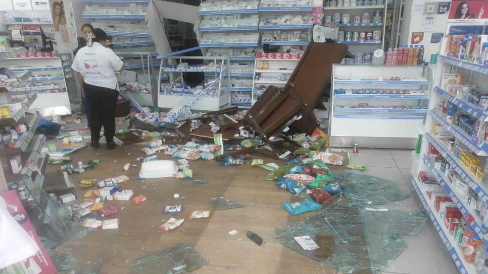 Conductora se mete de con todo y camioneta a una farmacia en Culiacán Conductora se mete de con todo y camioneta a una farmacia en Culiacán