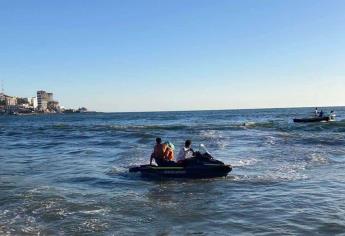Policía Acuática de Mazatlán salva a dos turistas de morir ahogados