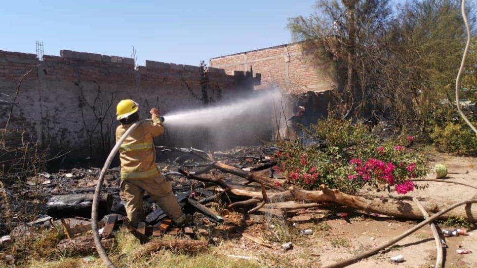 Incendio consume una vivienda en Los Mochis